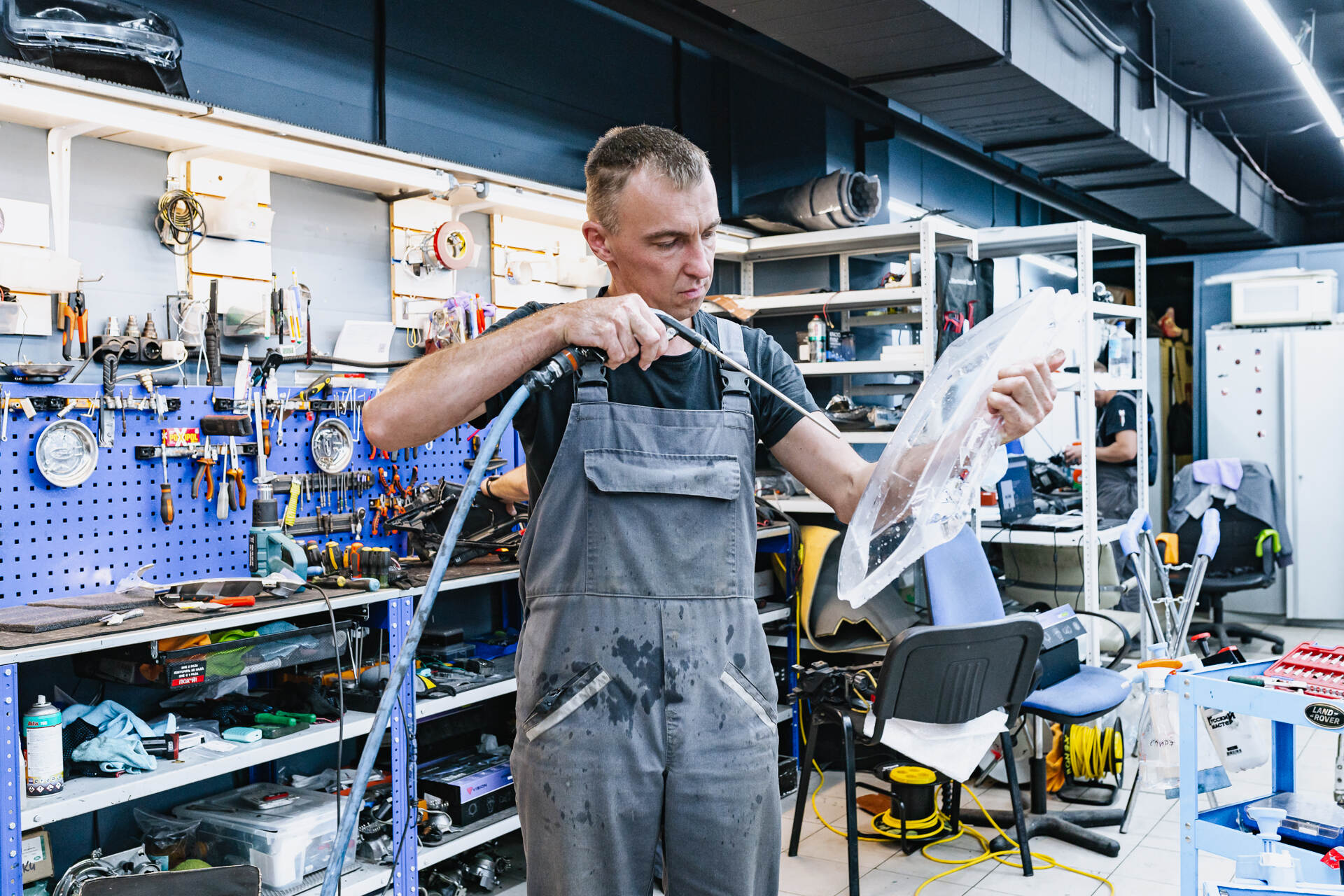 Чистим стекло и собираем автомобиль.