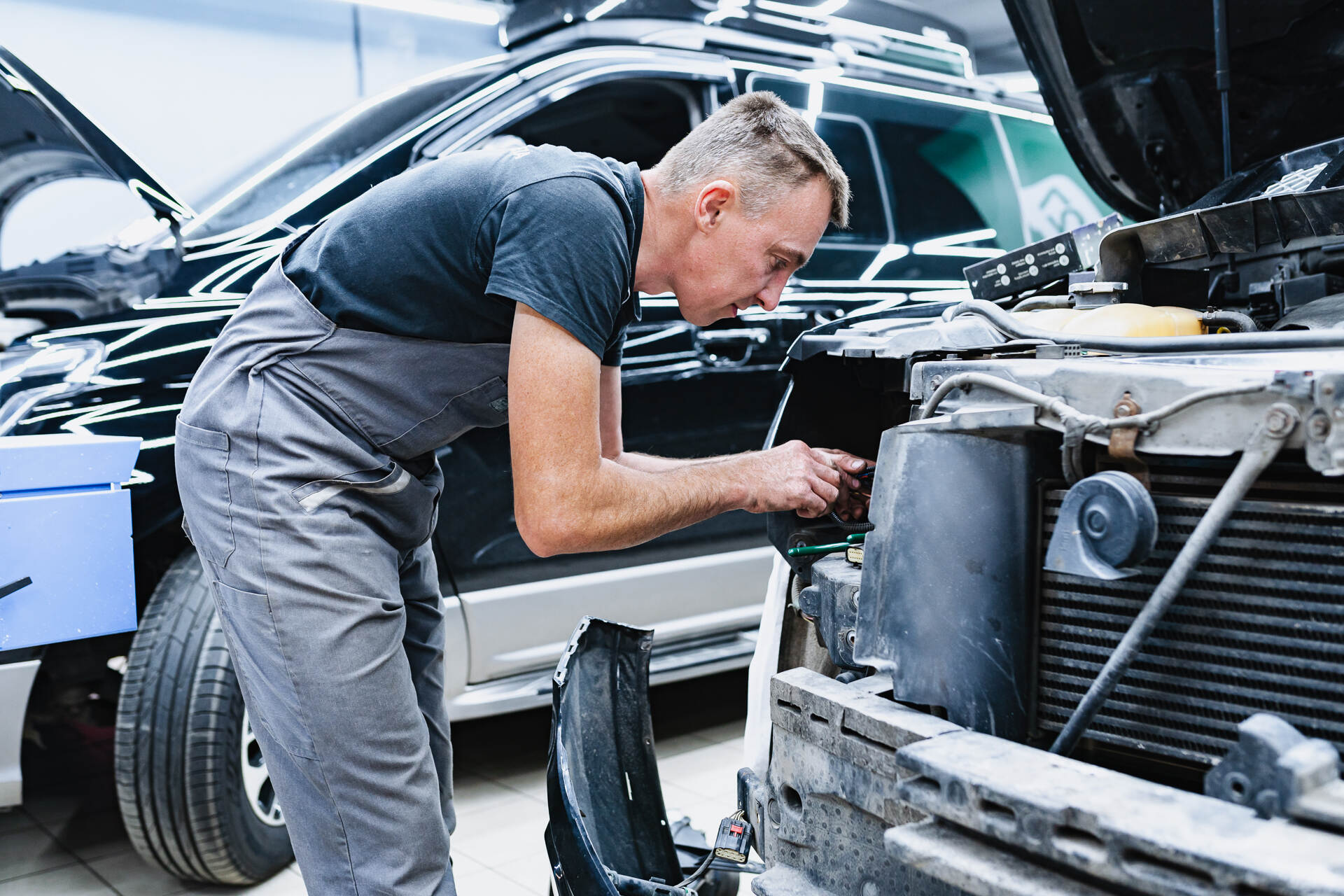 Работаем с электрикой фар для установки новых линз.