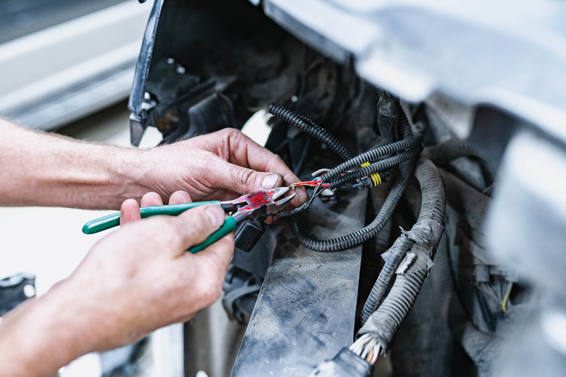 Работаем с электрикой фар для установки новых линз.