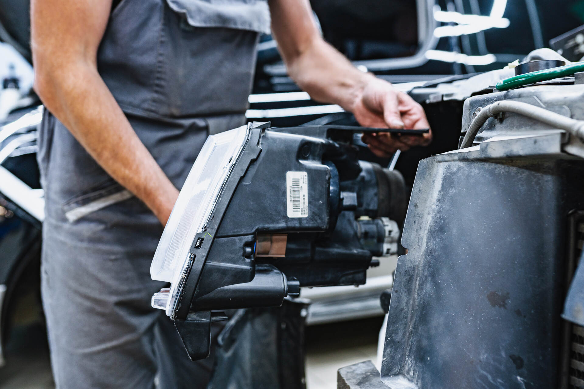 Чистим стекло и собираем автомобиль.