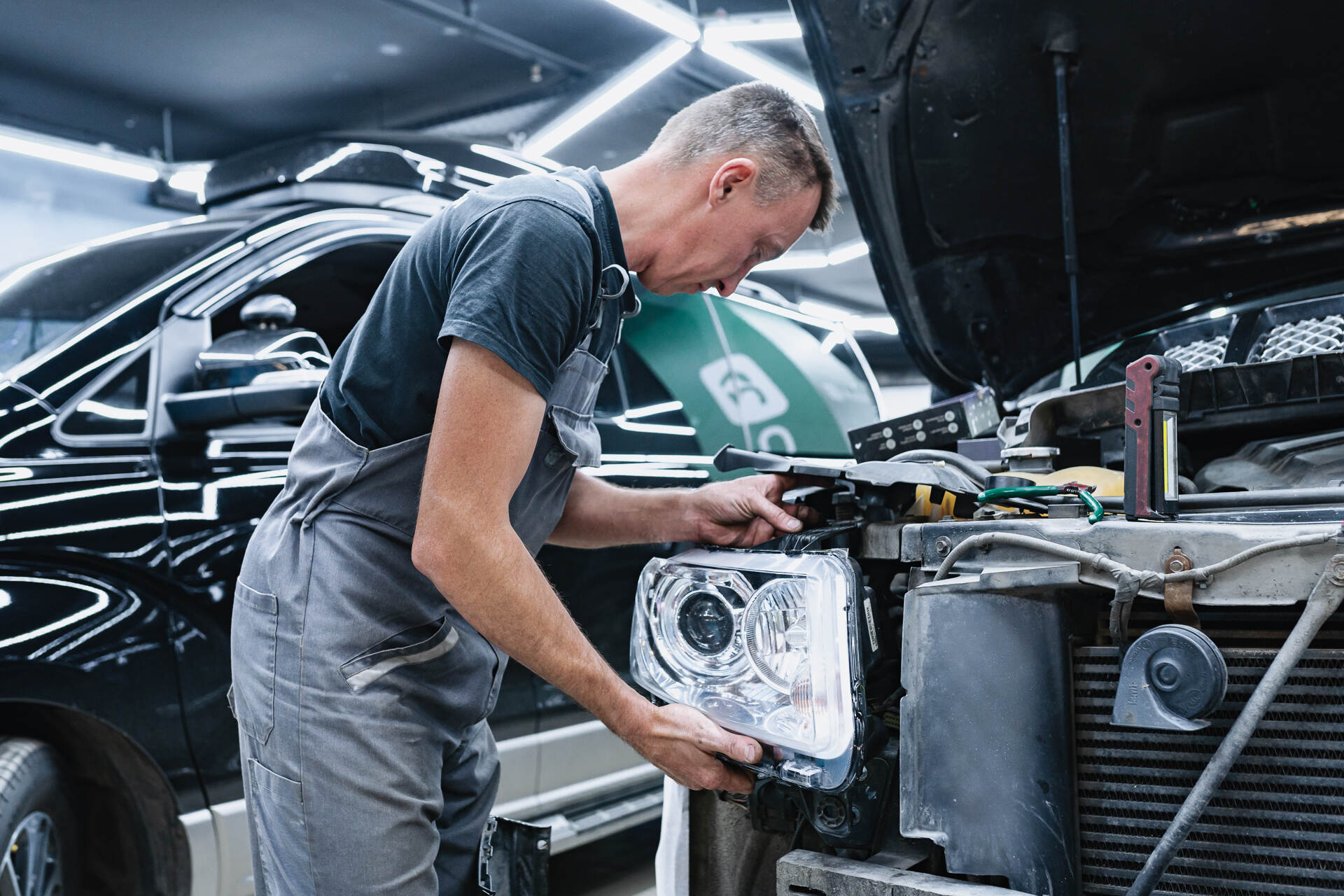 Чистим стекло и собираем автомобиль.