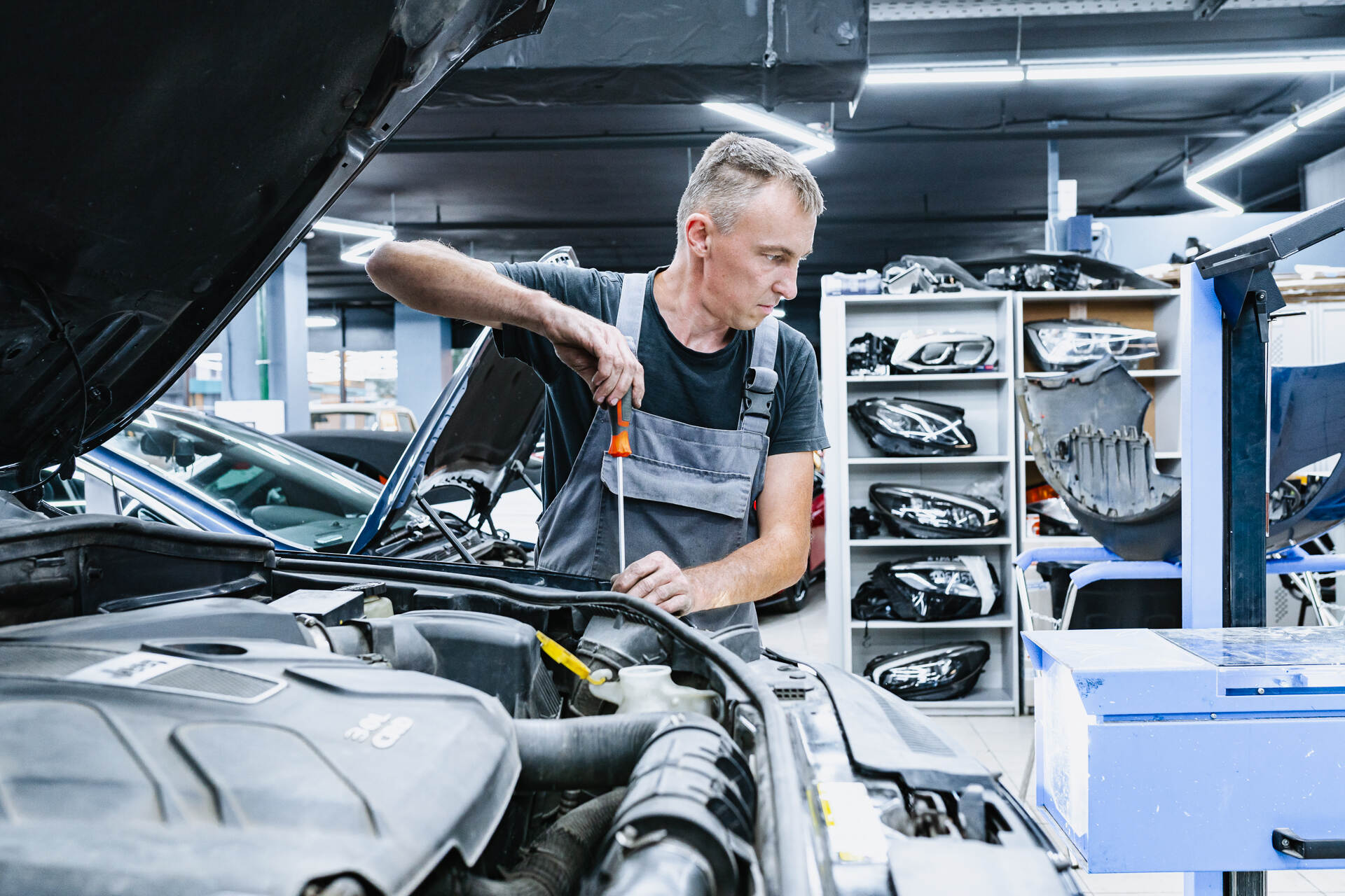 Чистим стекло и собираем автомобиль.