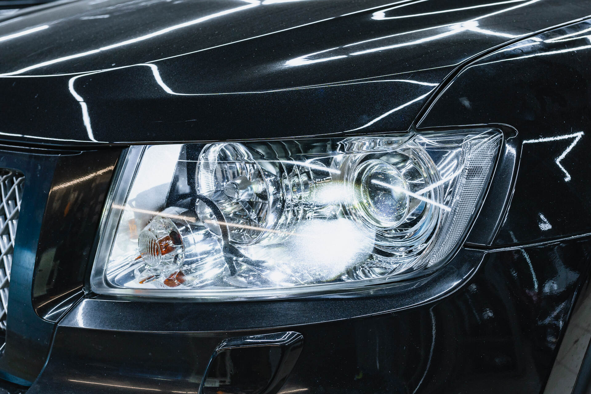 Итоговая светотеневая граница, свет фар и вид авто после работы.