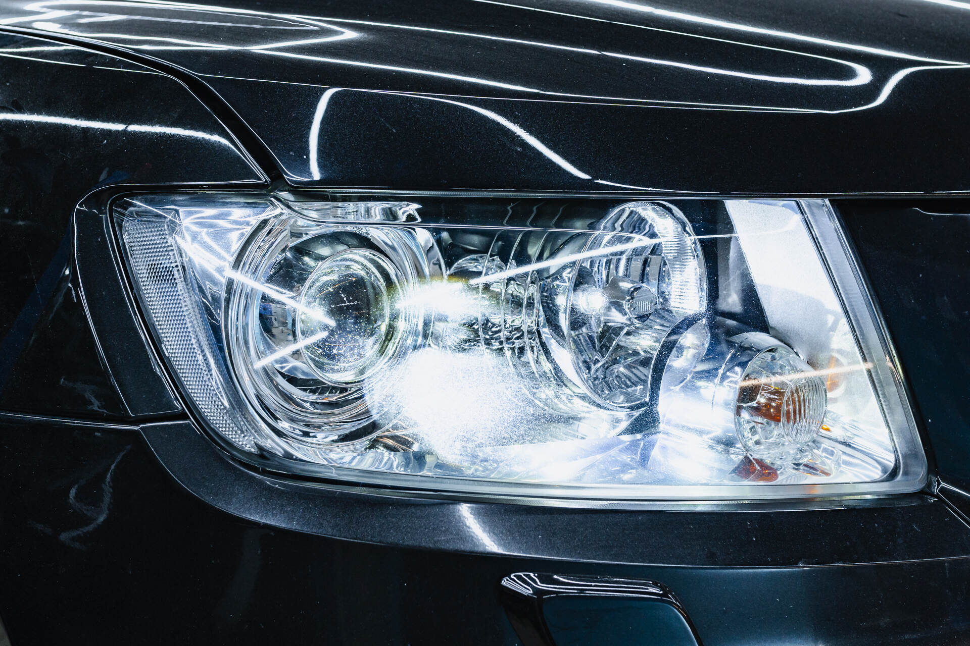 Итоговая светотеневая граница, свет фар и вид авто после работы.