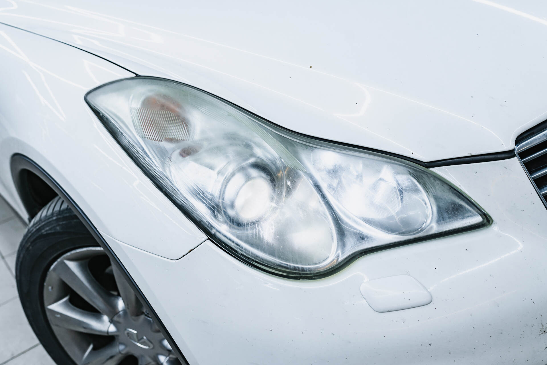 Исходный свет фар и вид автомобиля в момент обращения.