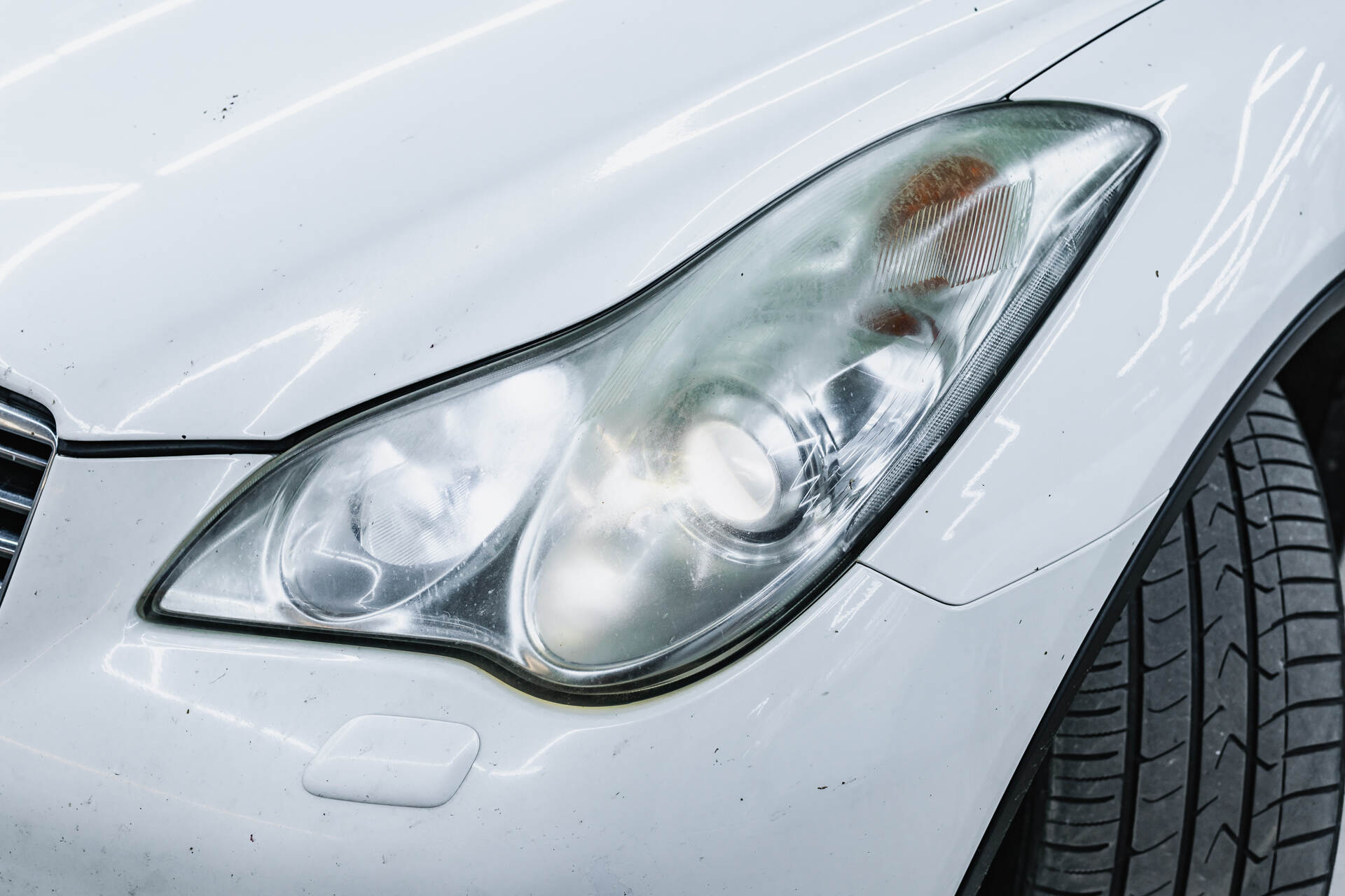 Исходный свет фар и вид автомобиля в момент обращения.