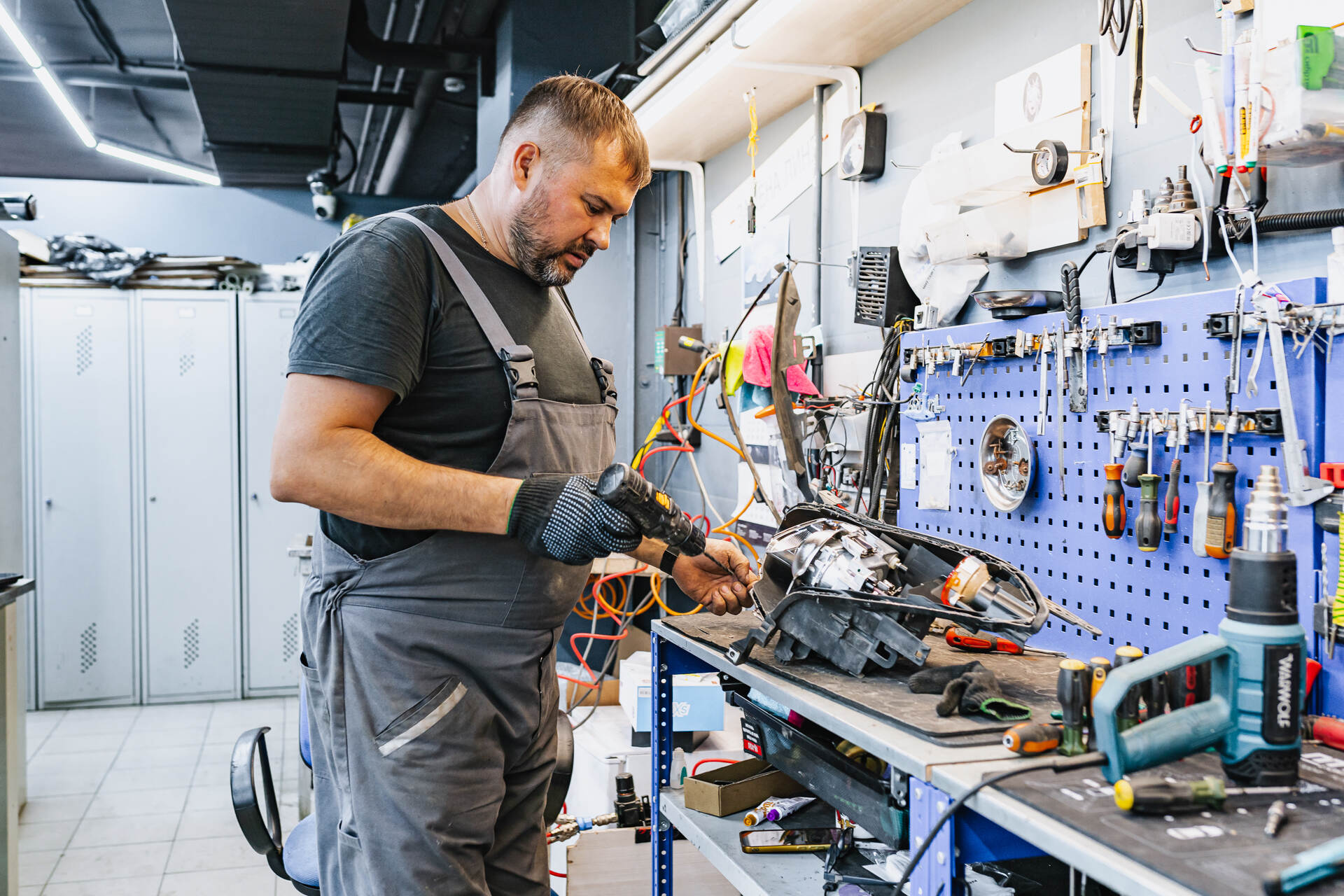 Разбираем фары и удаляем старый герметик с корпусов.