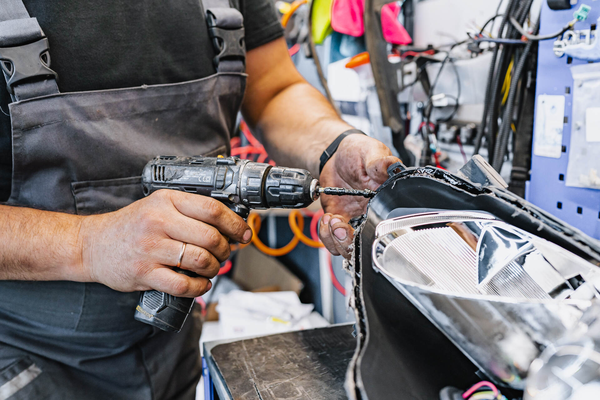 Разбираем фары и удаляем старый герметик с корпусов.