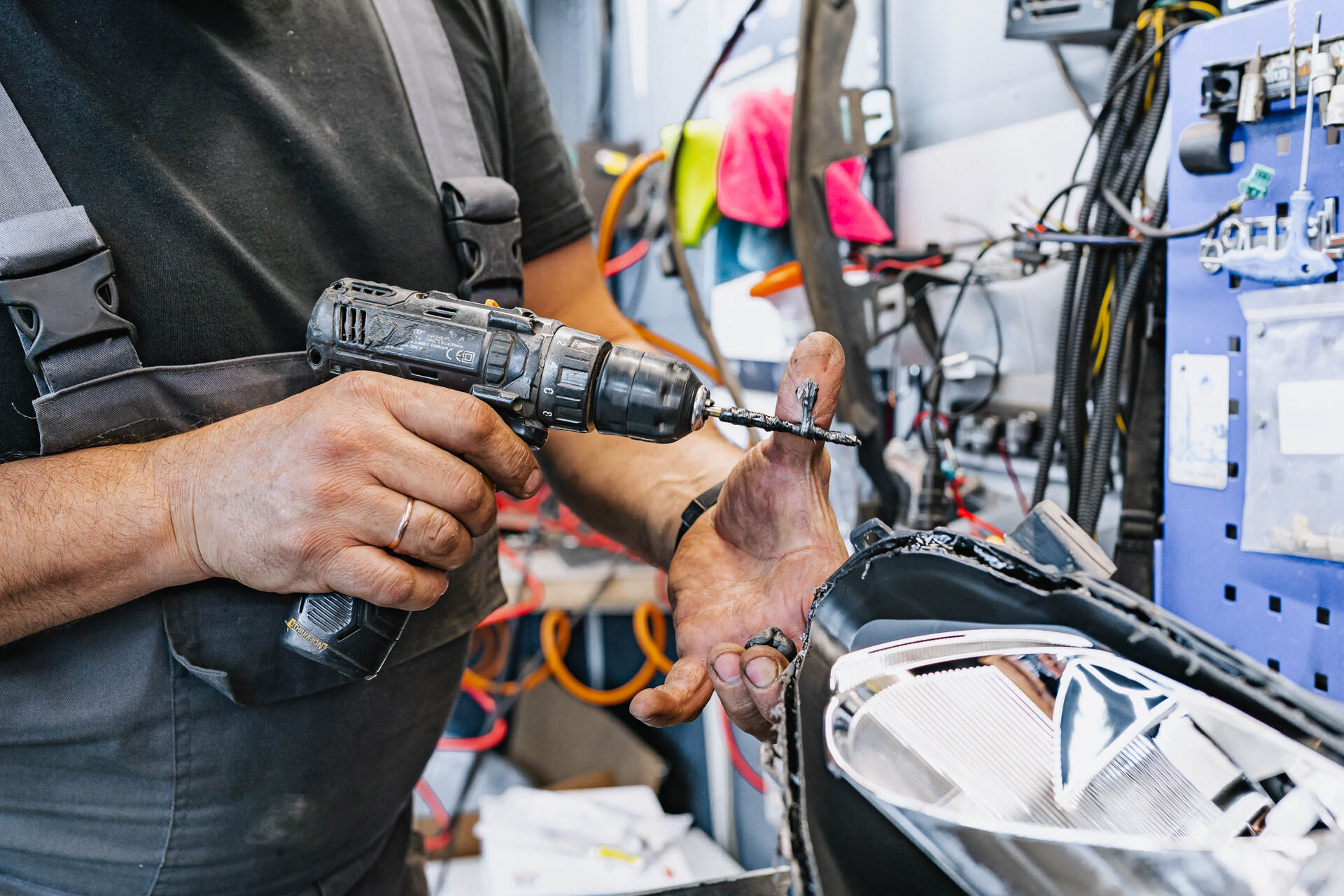 Разбираем фары и удаляем старый герметик с корпусов.