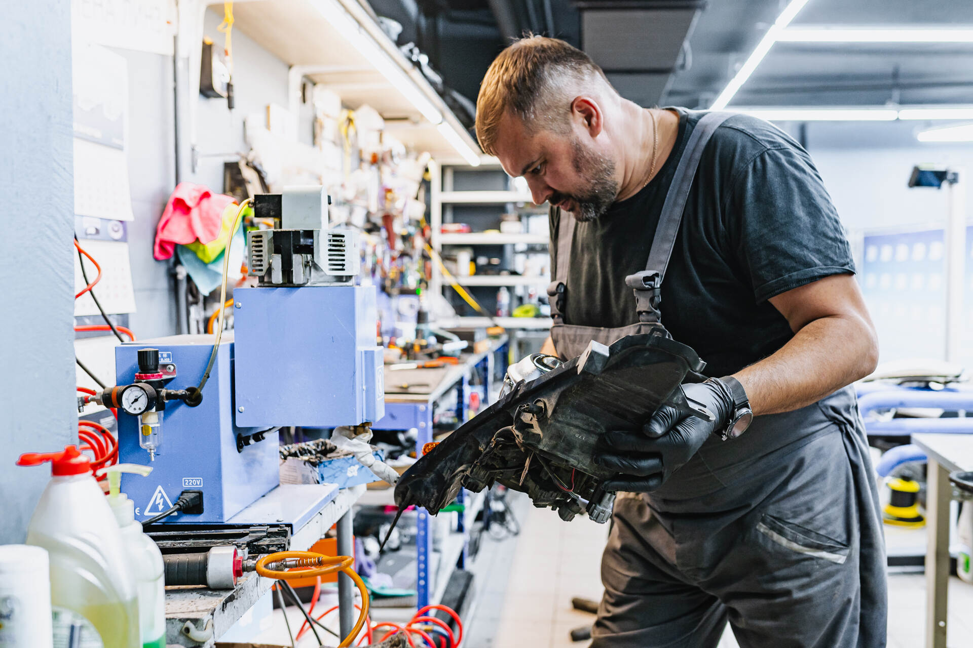 Чистим стёкла изнутри, герметизируем фары и собираем автомобиль.