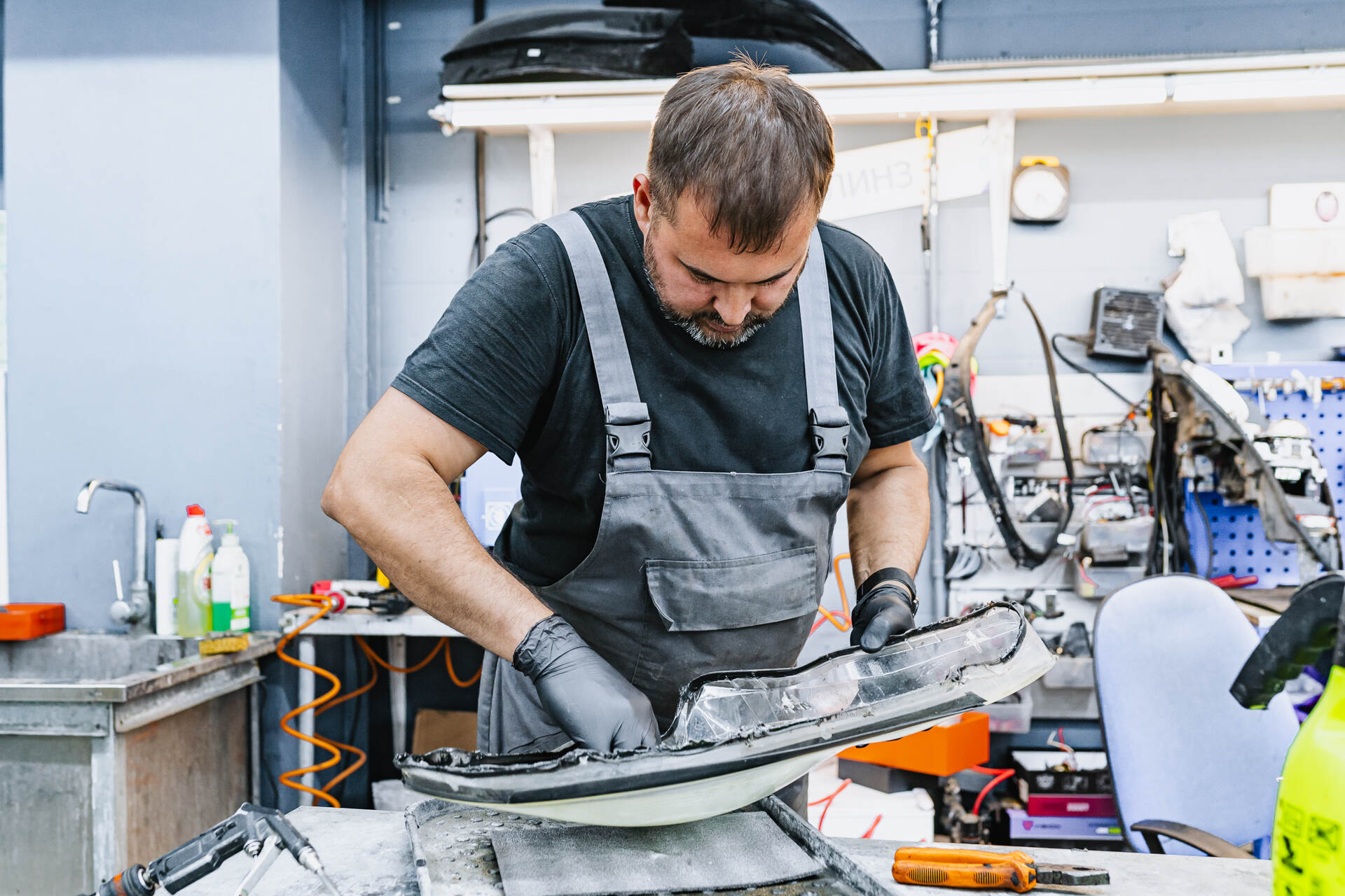 Чистим стёкла изнутри, герметизируем фары и собираем автомобиль.