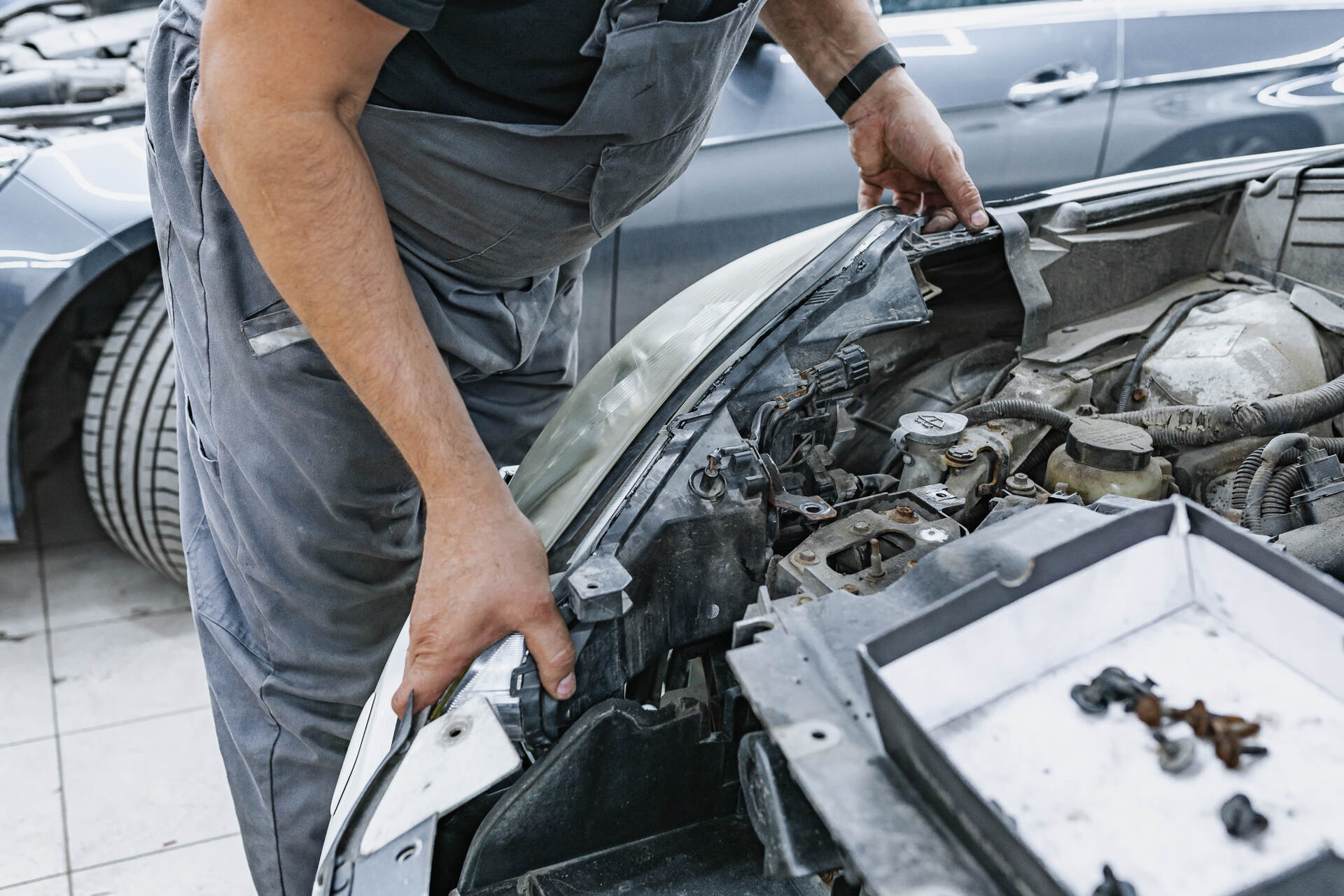 Чистим стёкла изнутри, герметизируем фары и собираем автомобиль.