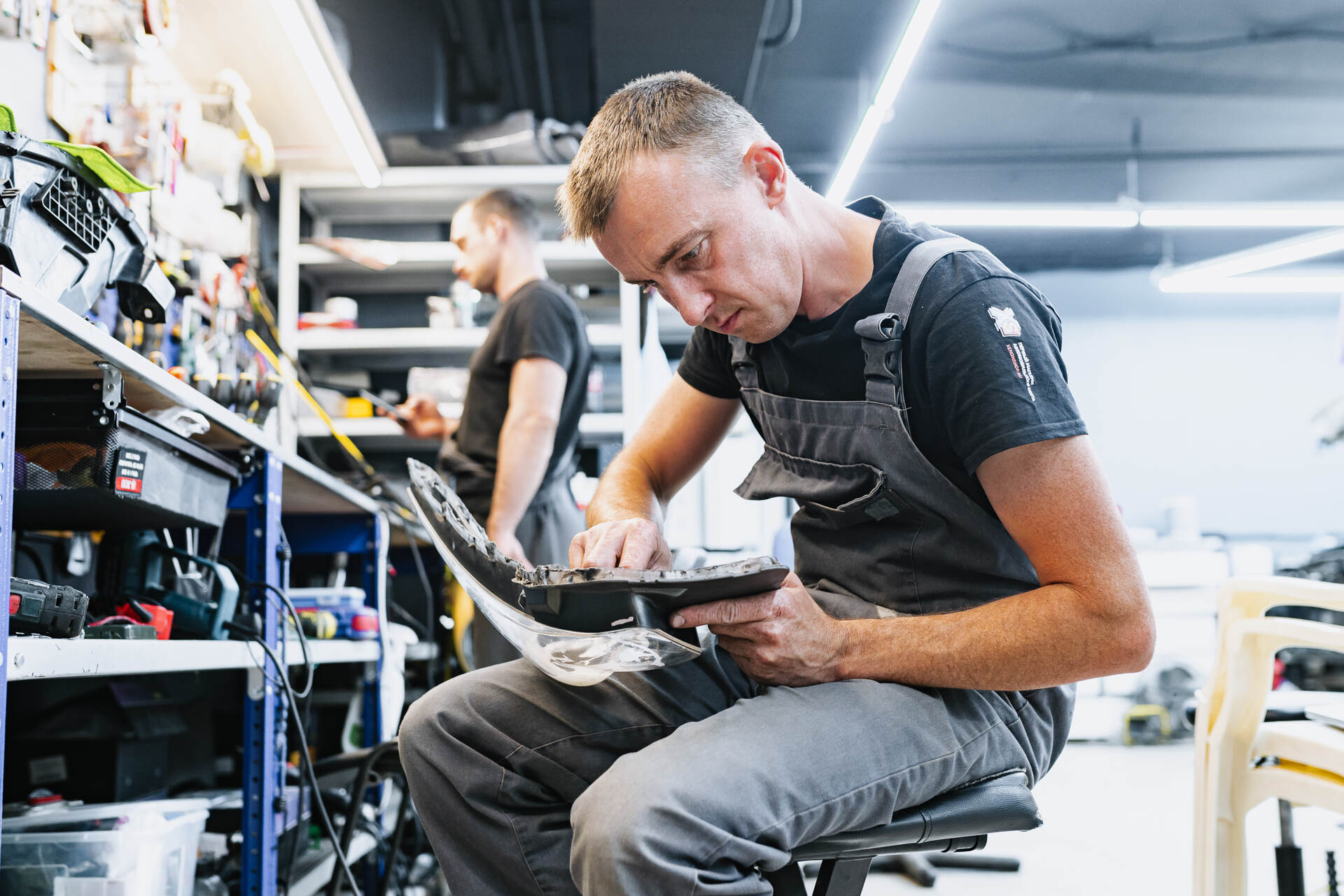 Чистим стёкла фар, герметизируем и регулируем световой поток по прибору.