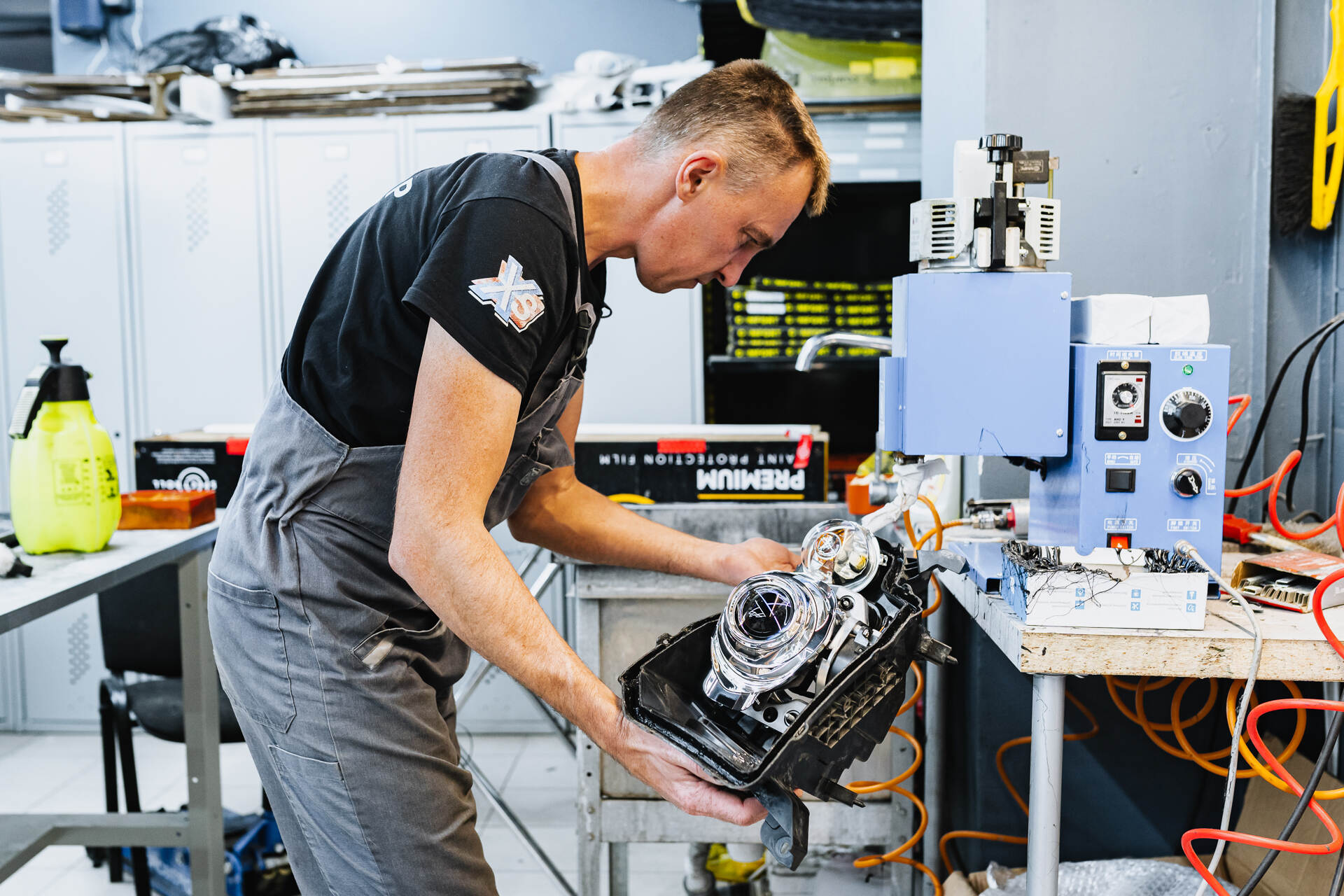 Чистим стёкла фар, герметизируем и регулируем световой поток по прибору.