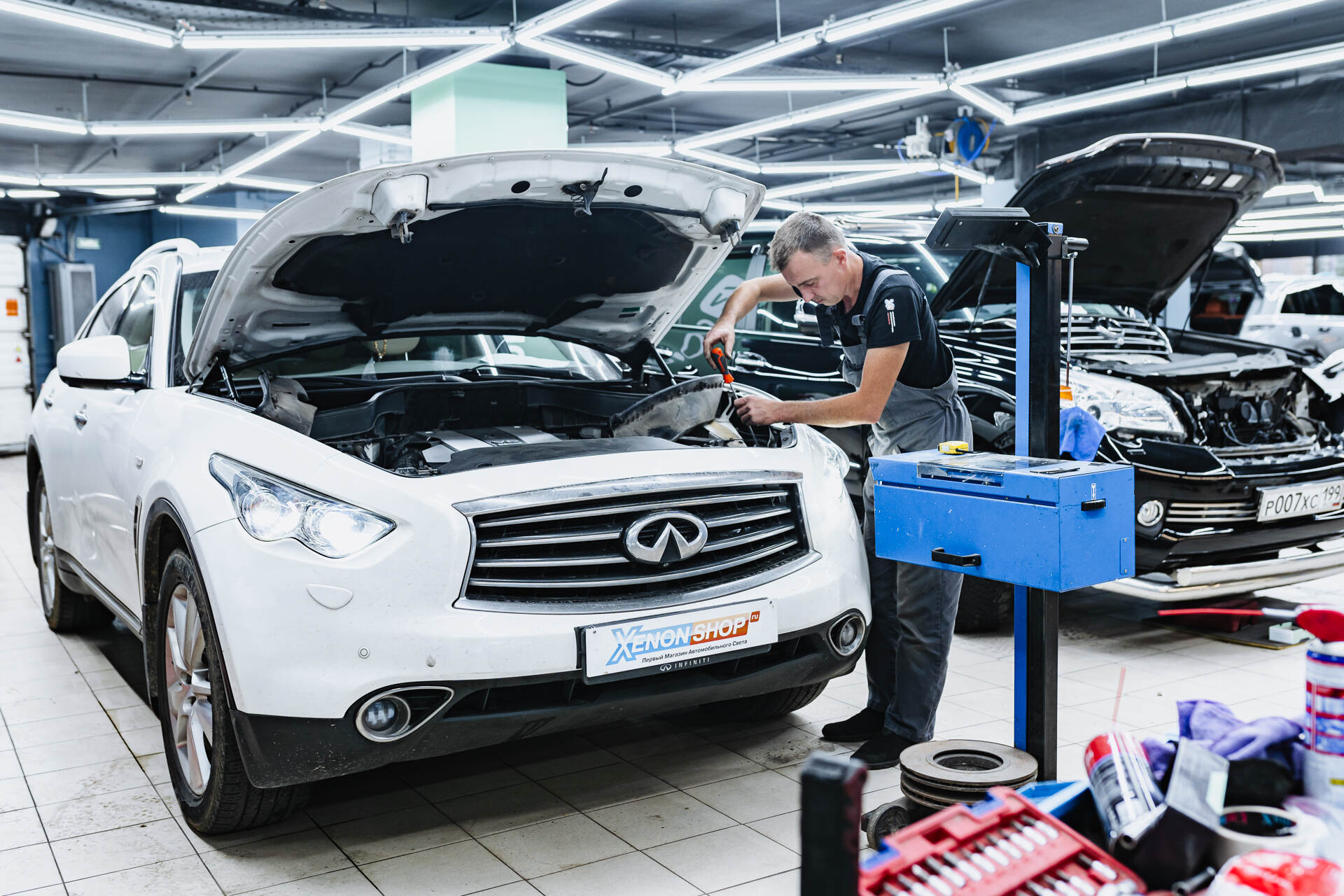 Чистим стёкла фар, герметизируем и регулируем световой поток по прибору.