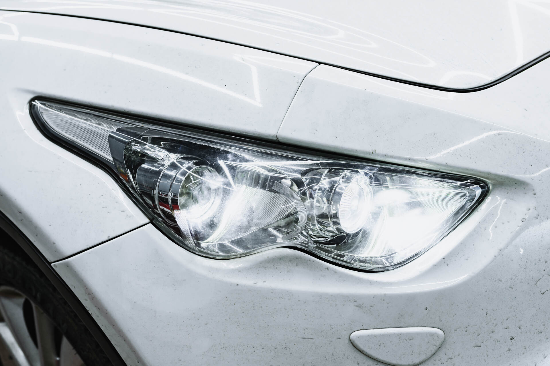 Итоговая светотеневая граница, свет фар и вид автомобиля после работы.