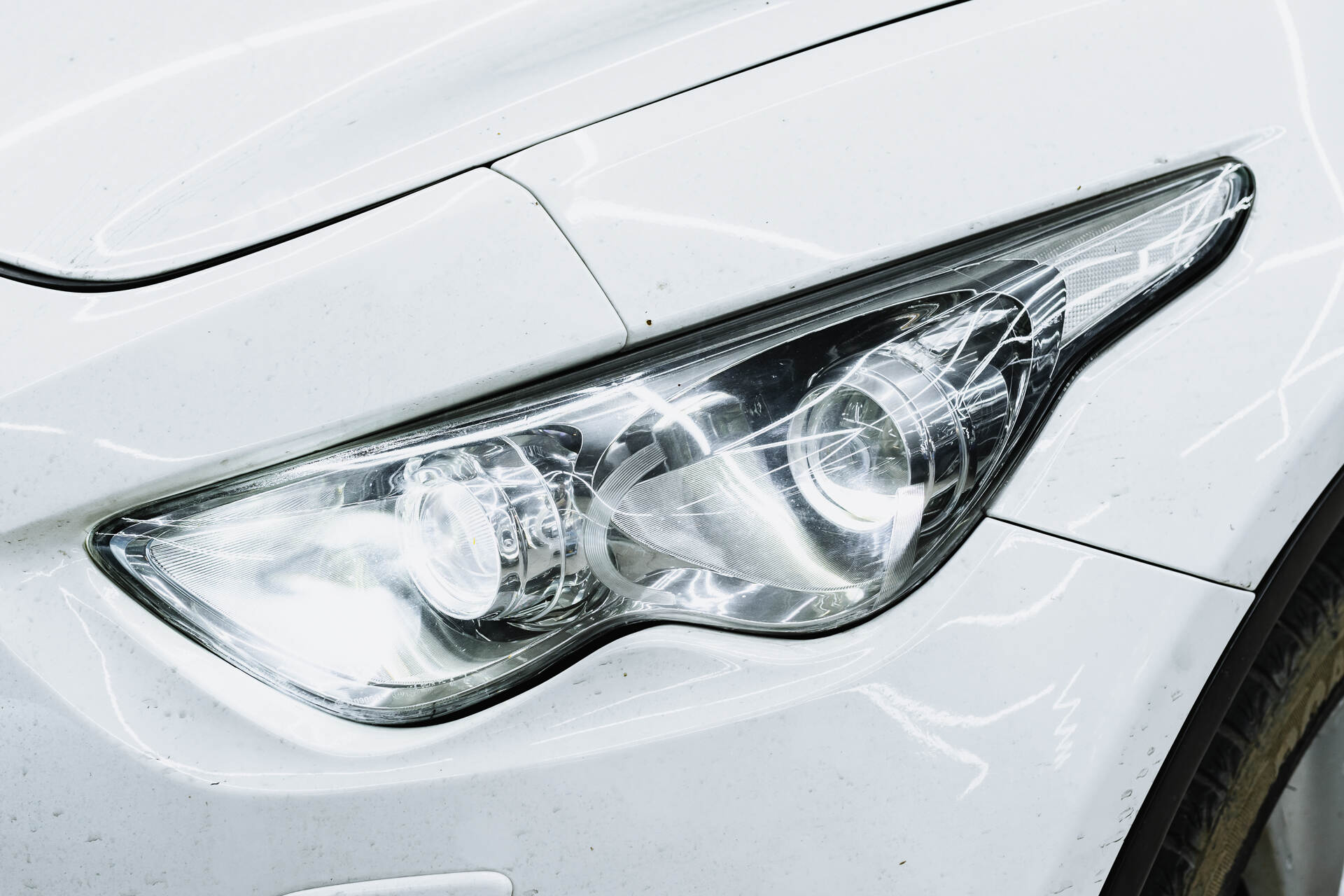 Итоговая светотеневая граница, свет фар и вид автомобиля после работы.