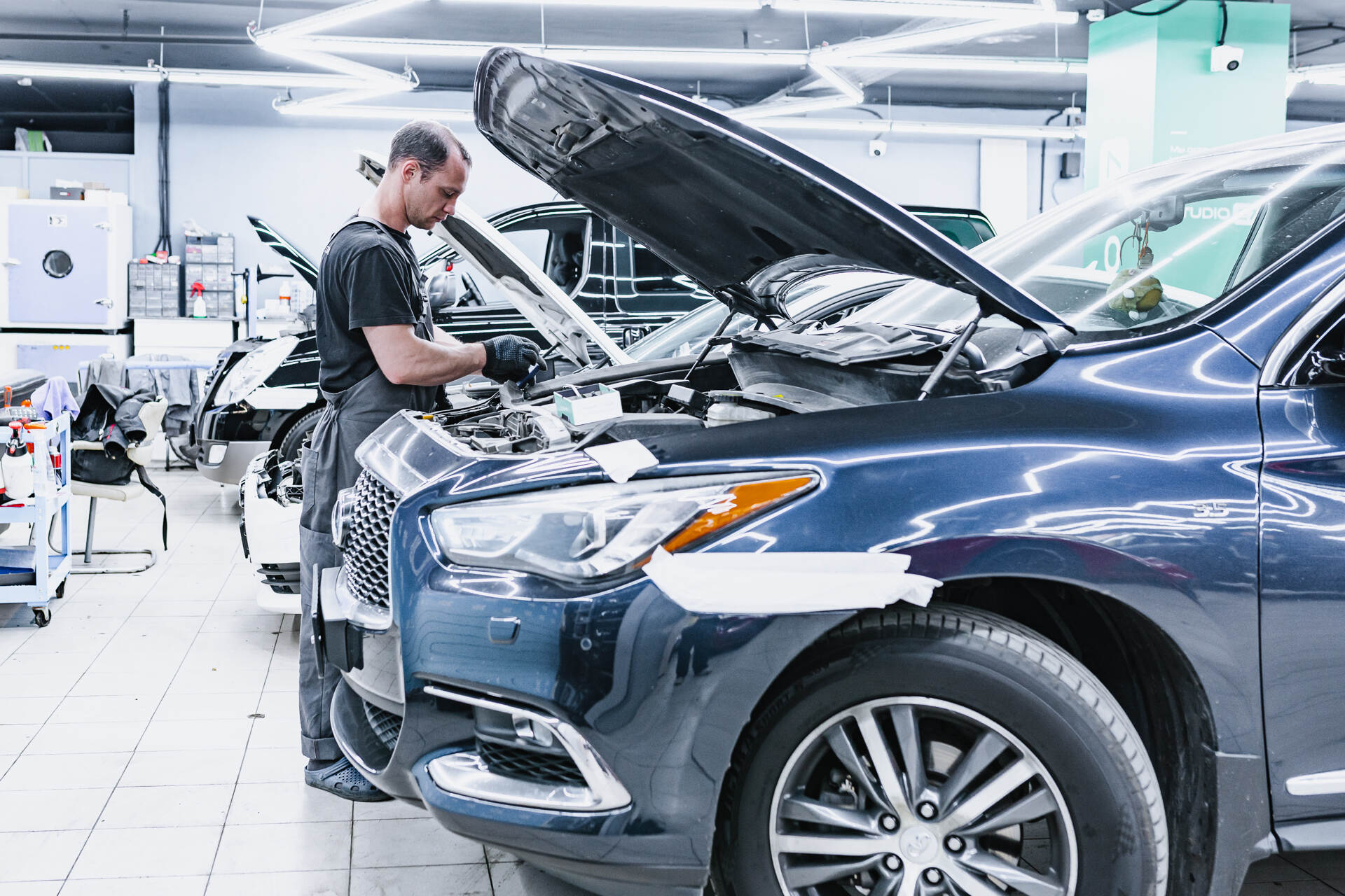 Демонтаж фары с автомобиля.