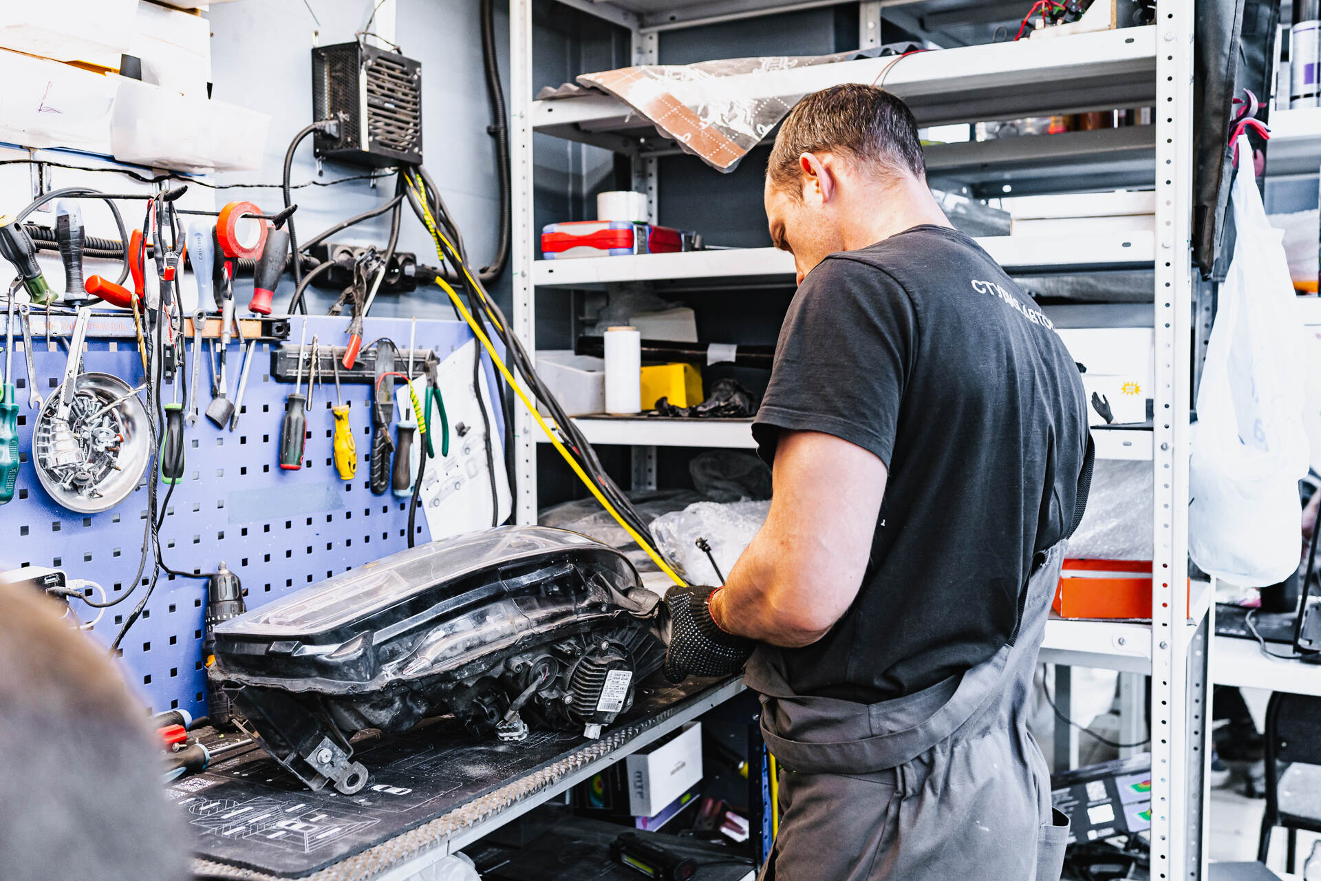 Разбираем фару.