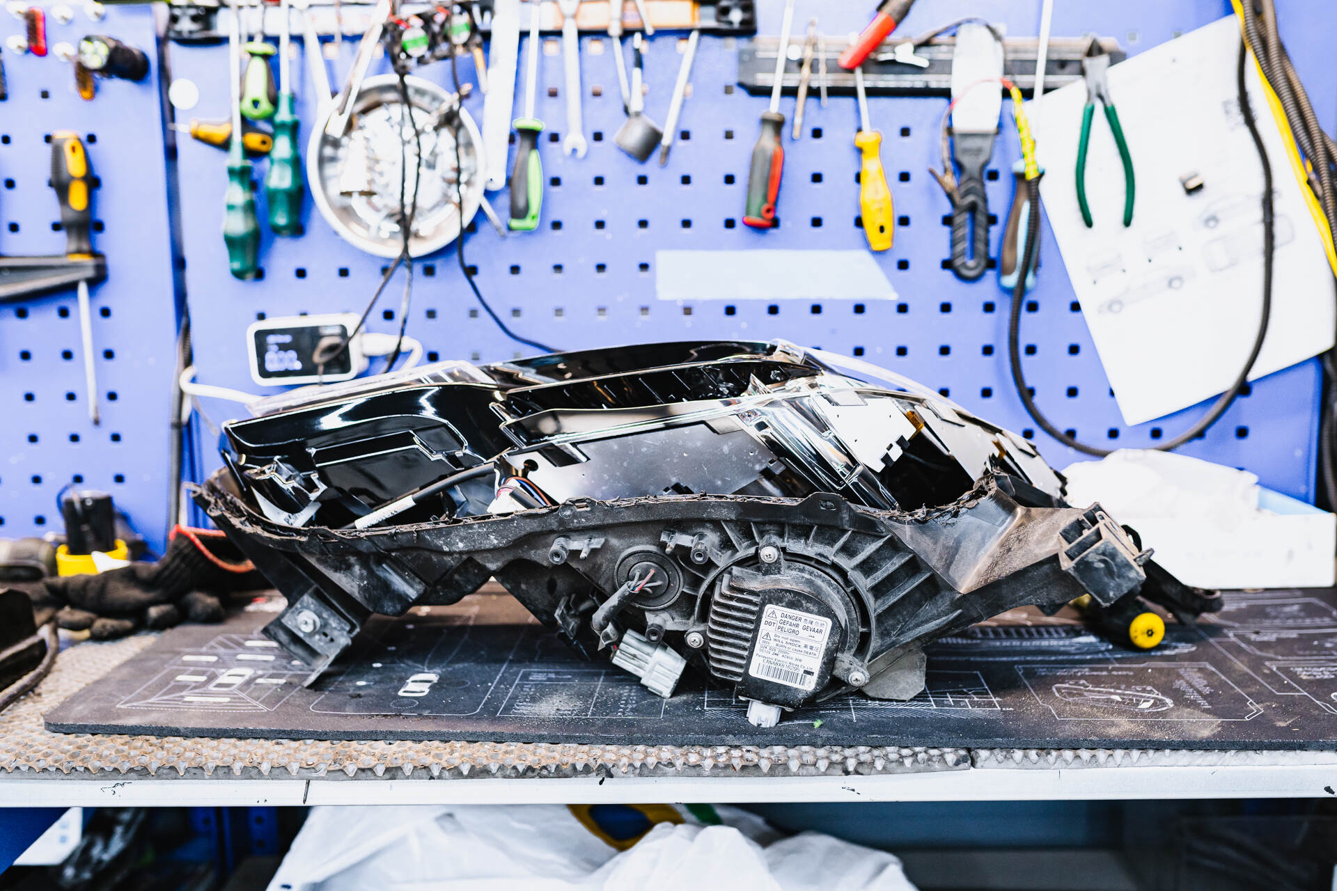 Разбираем фару.