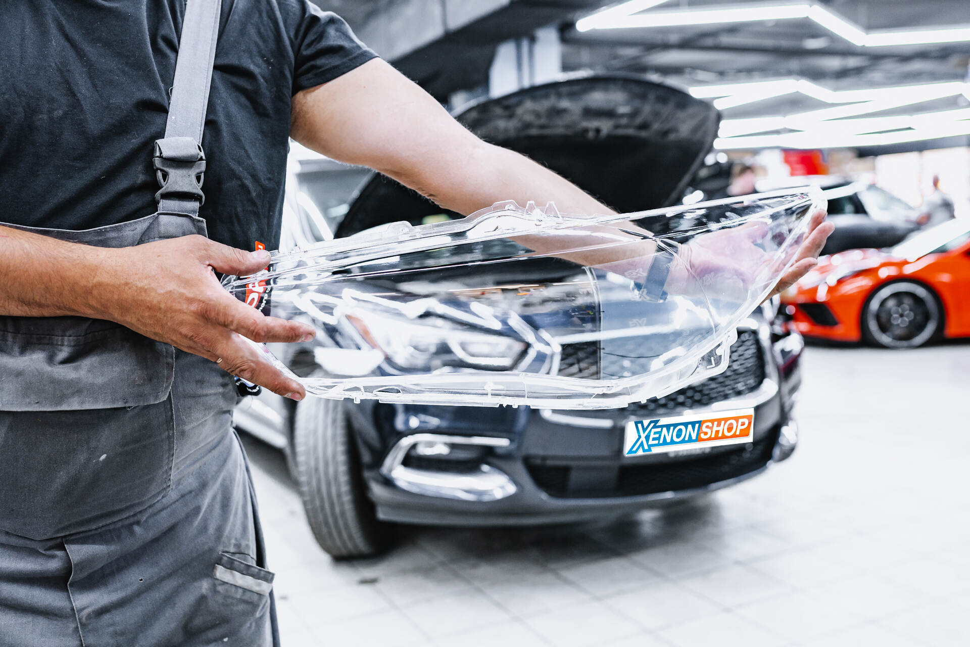 Герметизируем фару новым стеклом и собираем автомобиль.