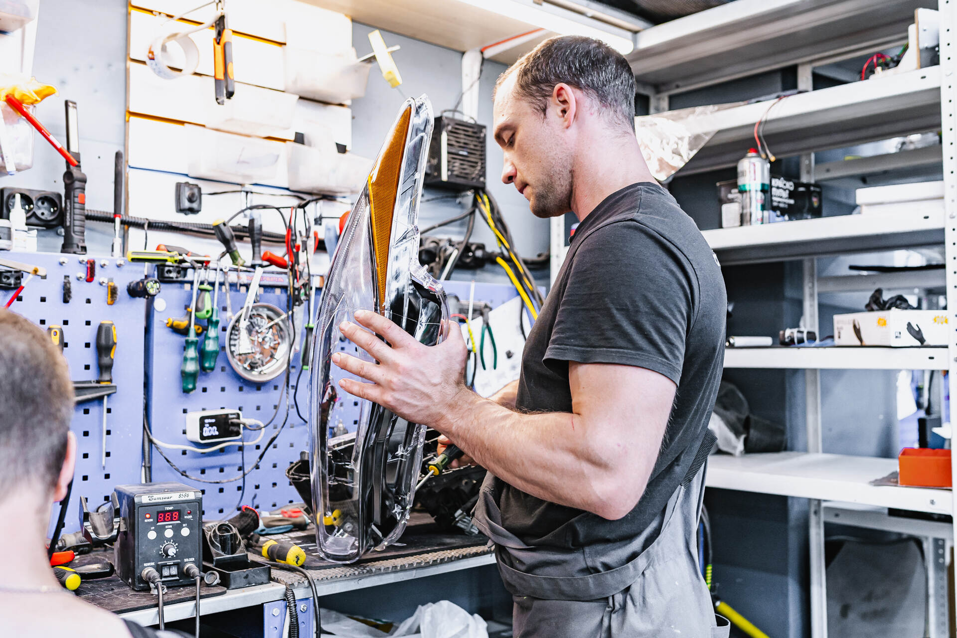 Герметизируем фару новым стеклом и собираем автомобиль.