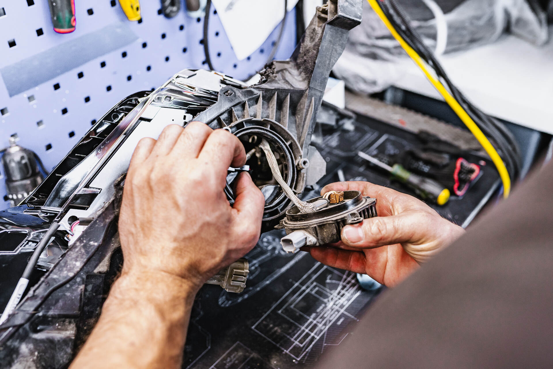 Герметизируем фару новым стеклом и собираем автомобиль.