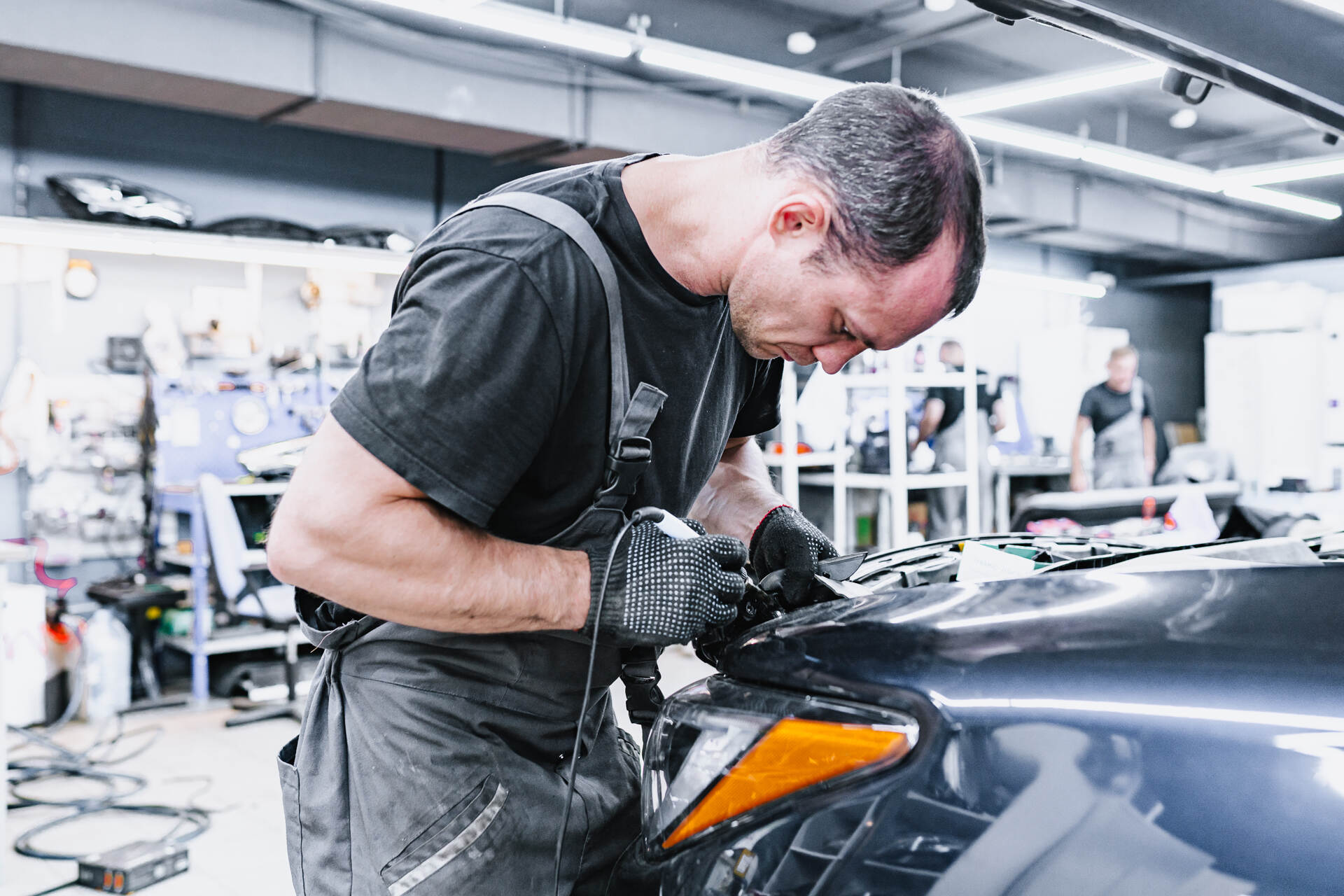 Герметизируем фару новым стеклом и собираем автомобиль.