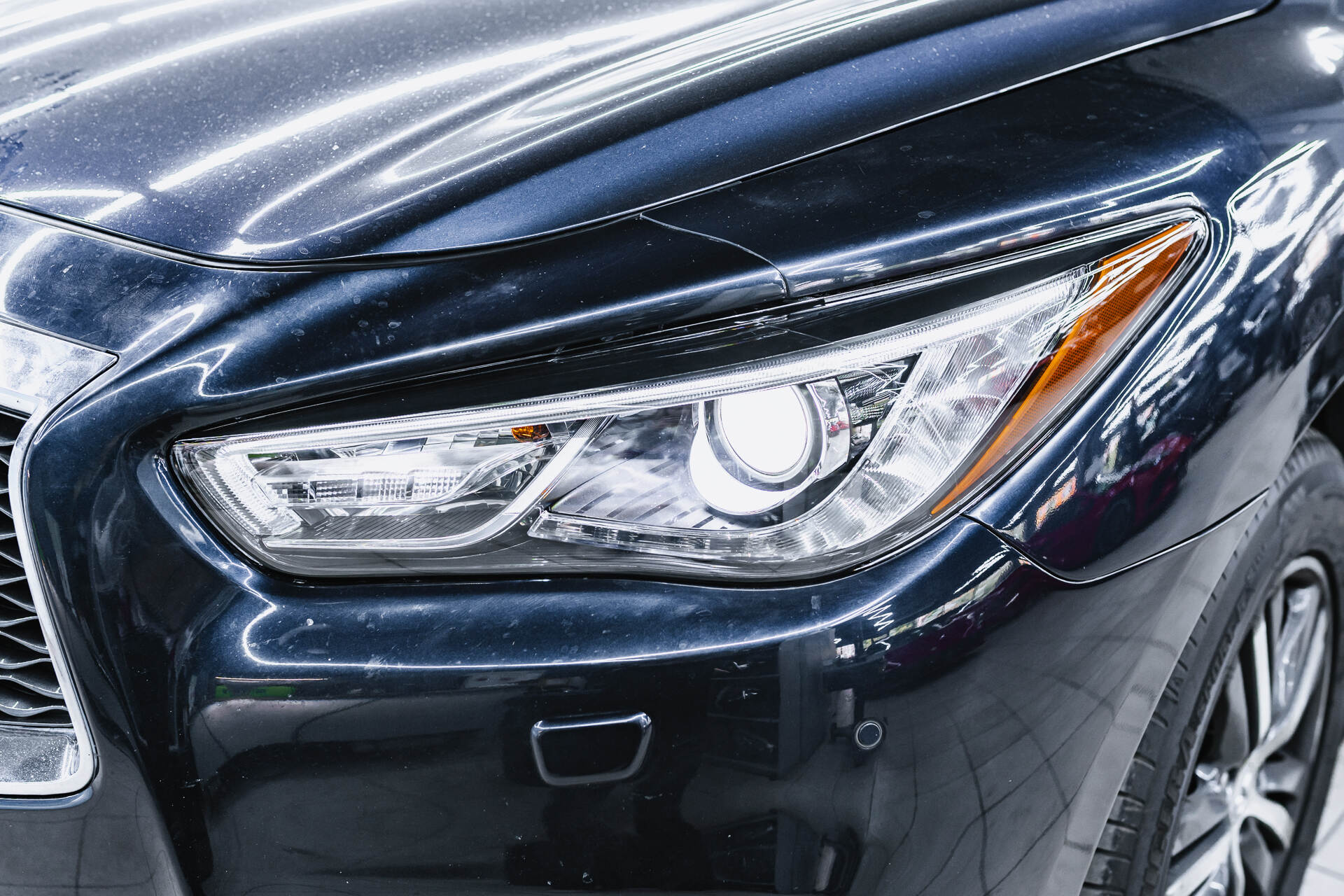 Итоговая светотеневая граница, свет и вид фар и автомобиля после работы.